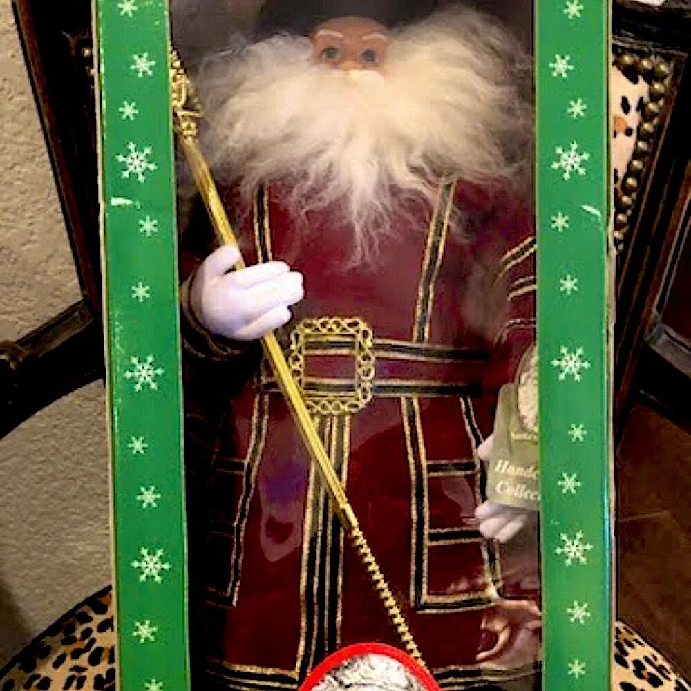 NIB SANTAS WORKSHOP Royal Beefeater Santa Doll Handcrafted Retired Collectible